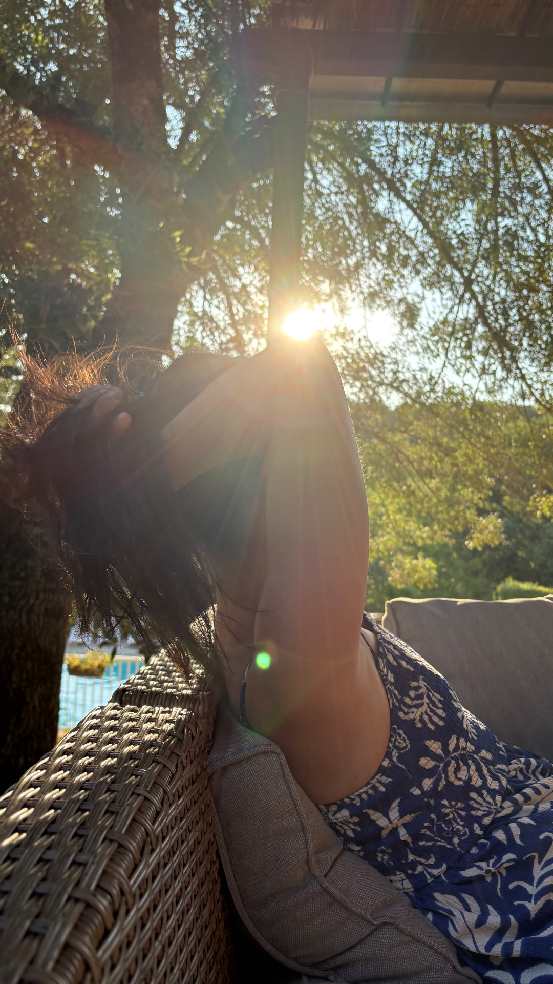 Étirement au soleil couchant sous les arbres